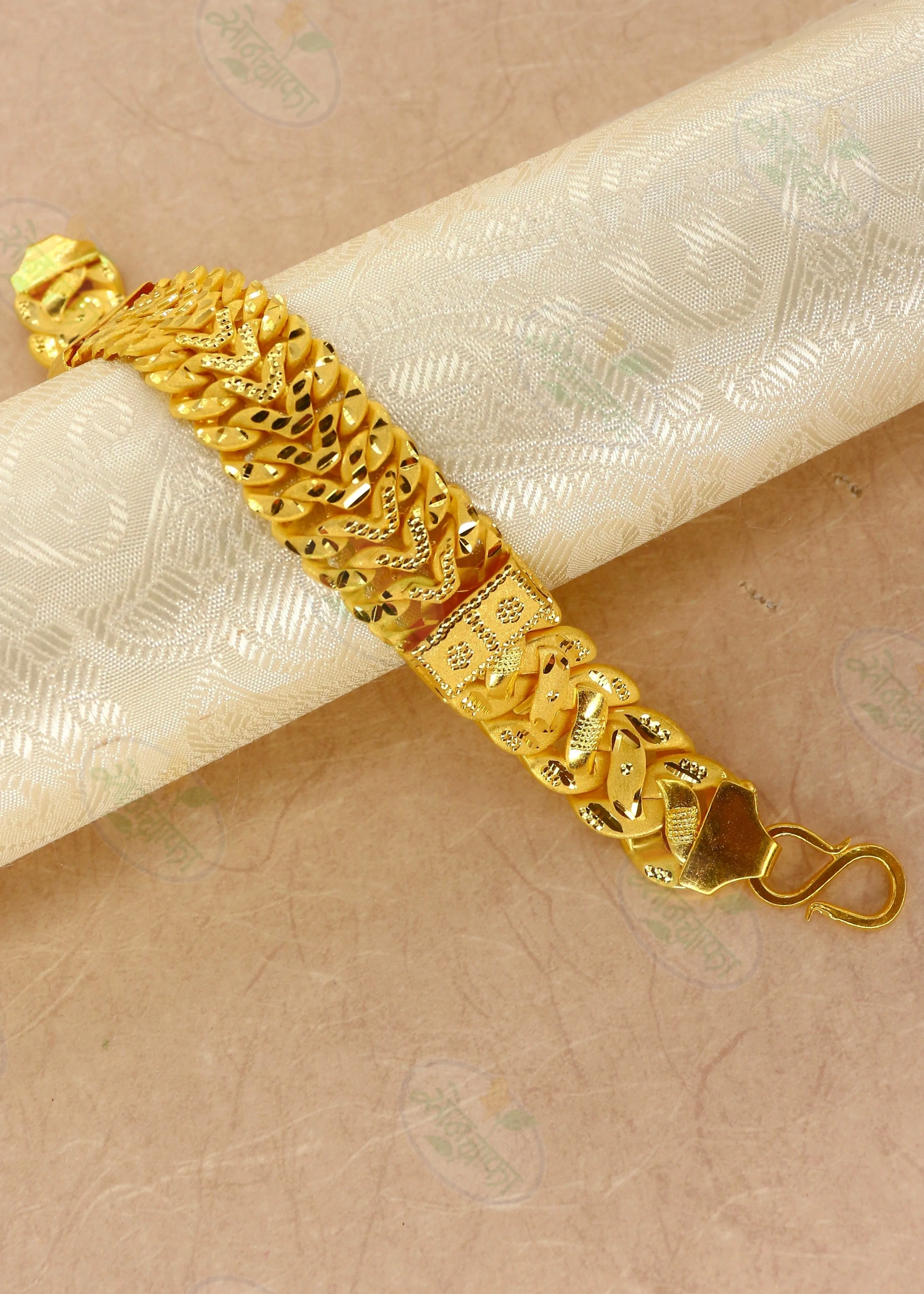 DELIGHTFUL GOLD PLATED BRACELET