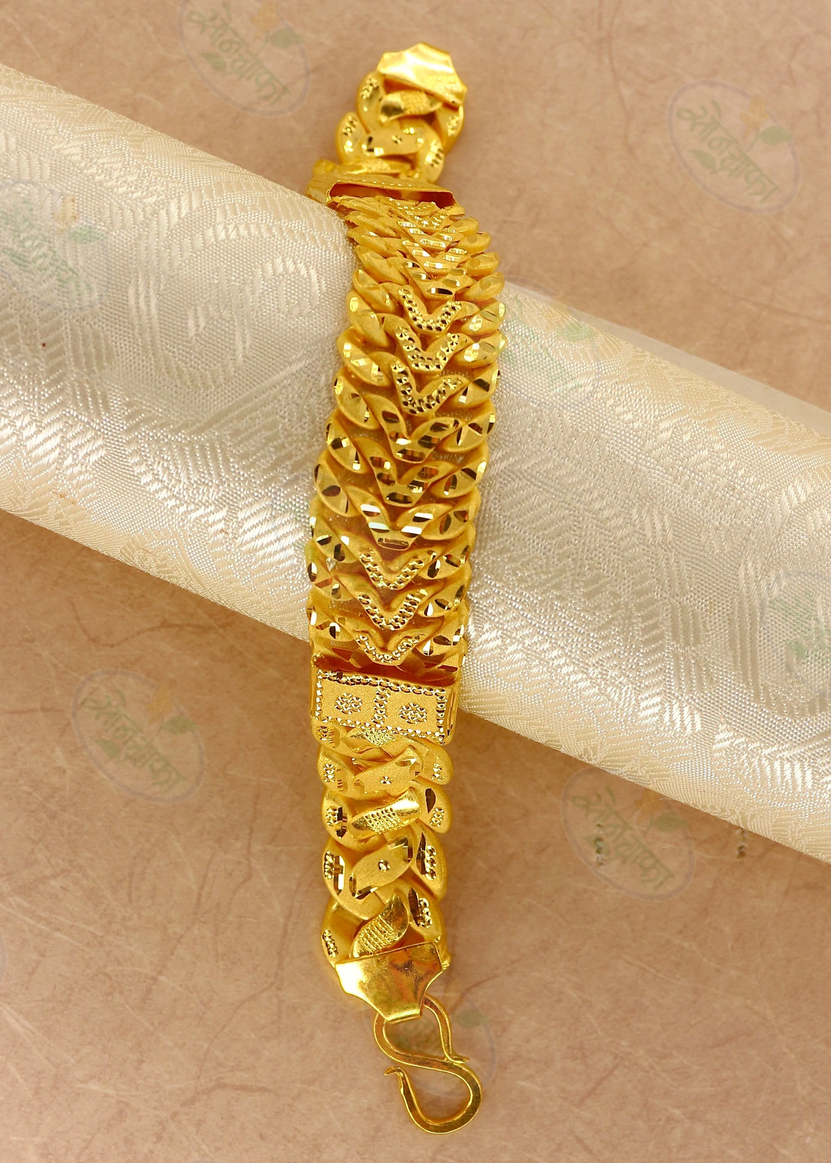 DELIGHTFUL GOLD PLATED BRACELET