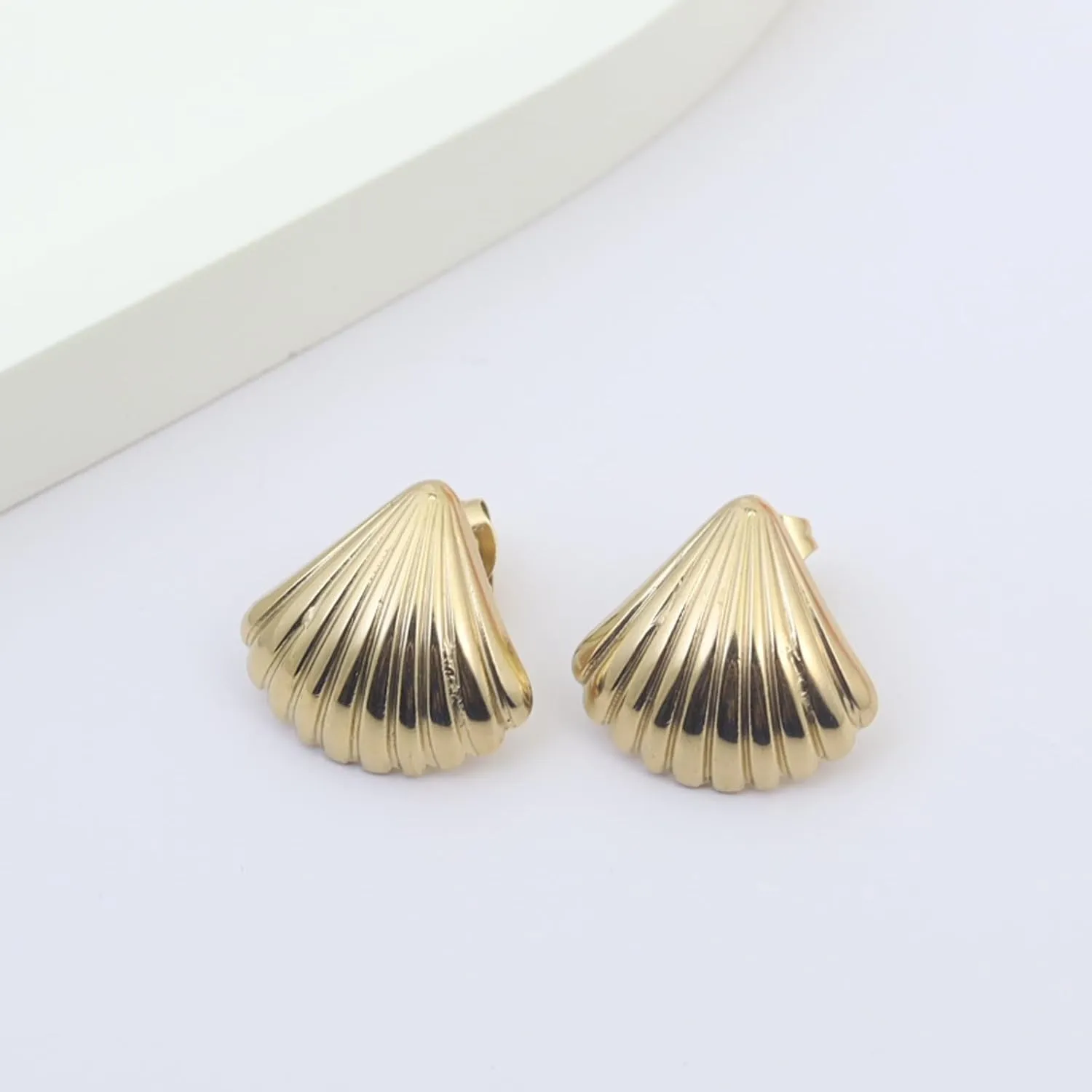 Gold Conch Stud Earrings for Women, 18k Gold Plated Big Conch Starfish Earring Chunky Statement Ocean Seashell Stud Earrings Boho Beach Earrings For Women Trendy