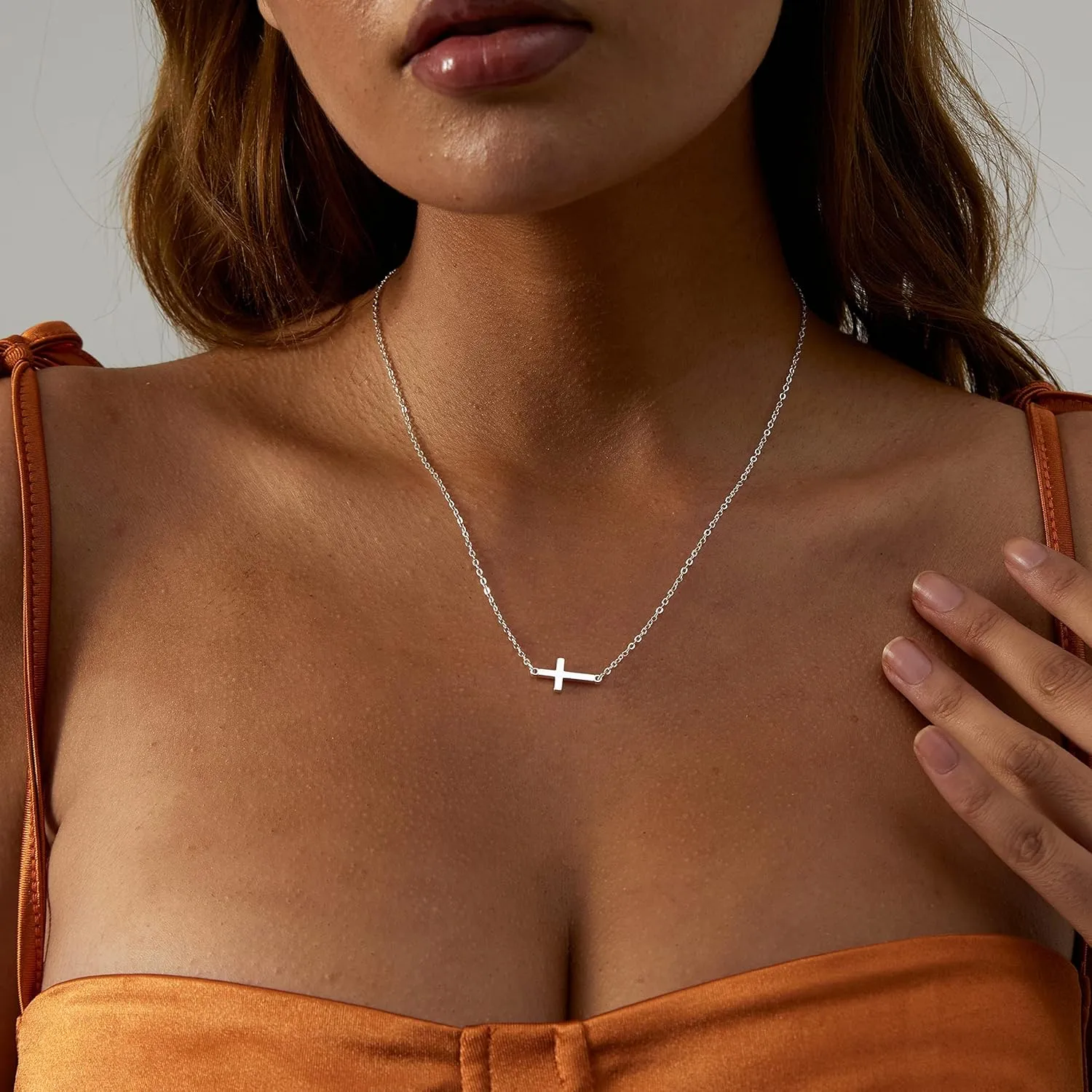 Kyerlyn Cross Necklace for Women, 14K Gold/Silver Plated Choker Necklace Dainty Necklace Small Cross Pendant Necklace Simple Trend Layered Stackable Gold Necklaces for Women Everyday Gift