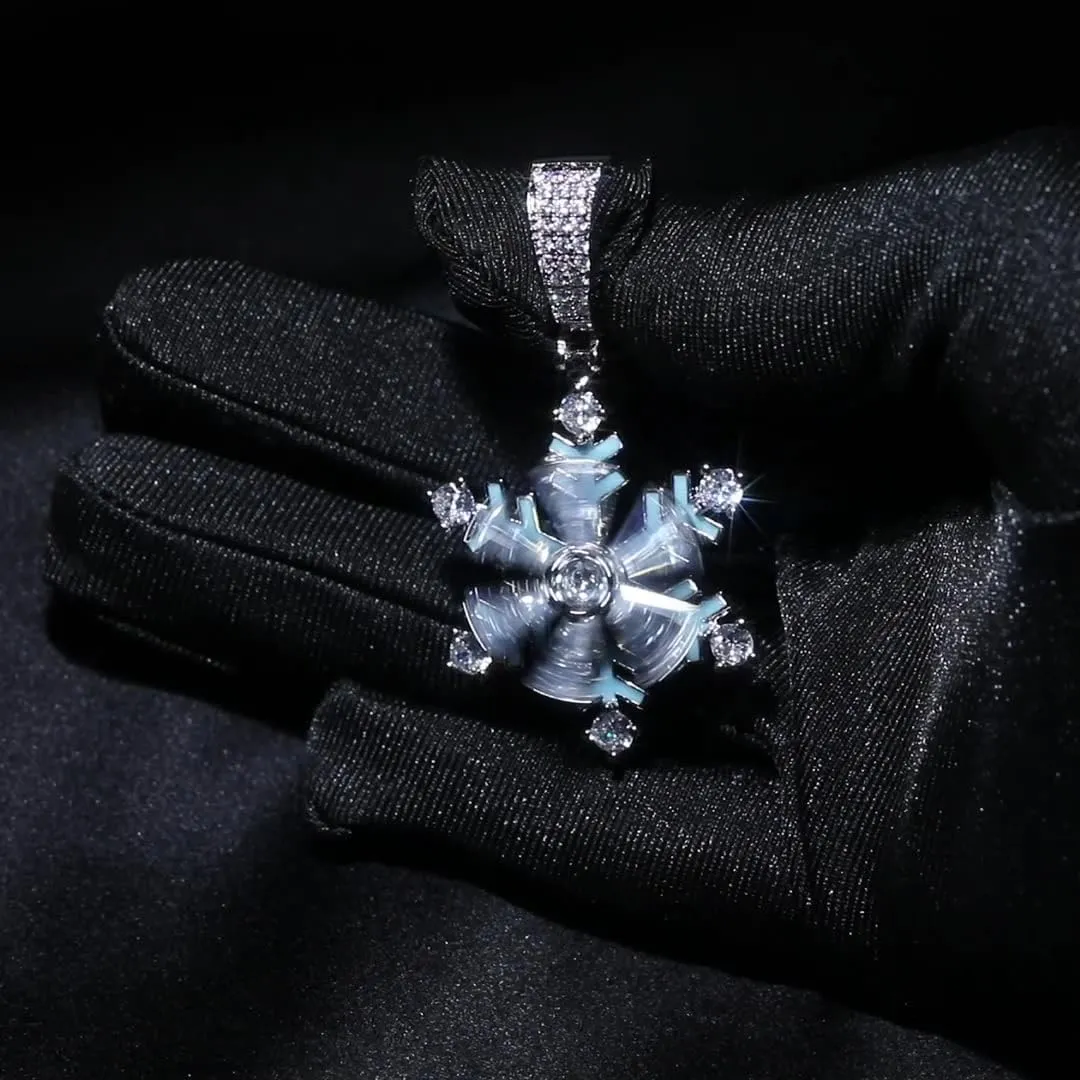 Spinning Snowflake Necklace 18K Gold Plated Iced Out Pendant Chain Glow In The Dark Snowflakes Necklace Romantic Snow Flake Necklaces Hip Hop Jewelry Gift for Men Women