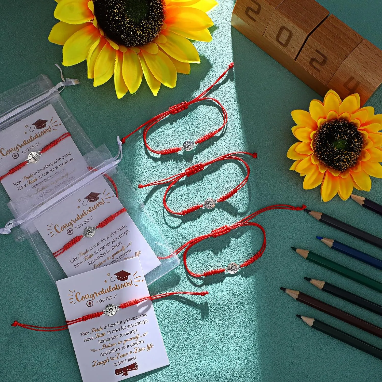Sureio 60 Pcs 2025 Graduation Bracelet Set 20 Compass Bracelets 20 Graduation Cards 20 Bags Senior Night Gifts