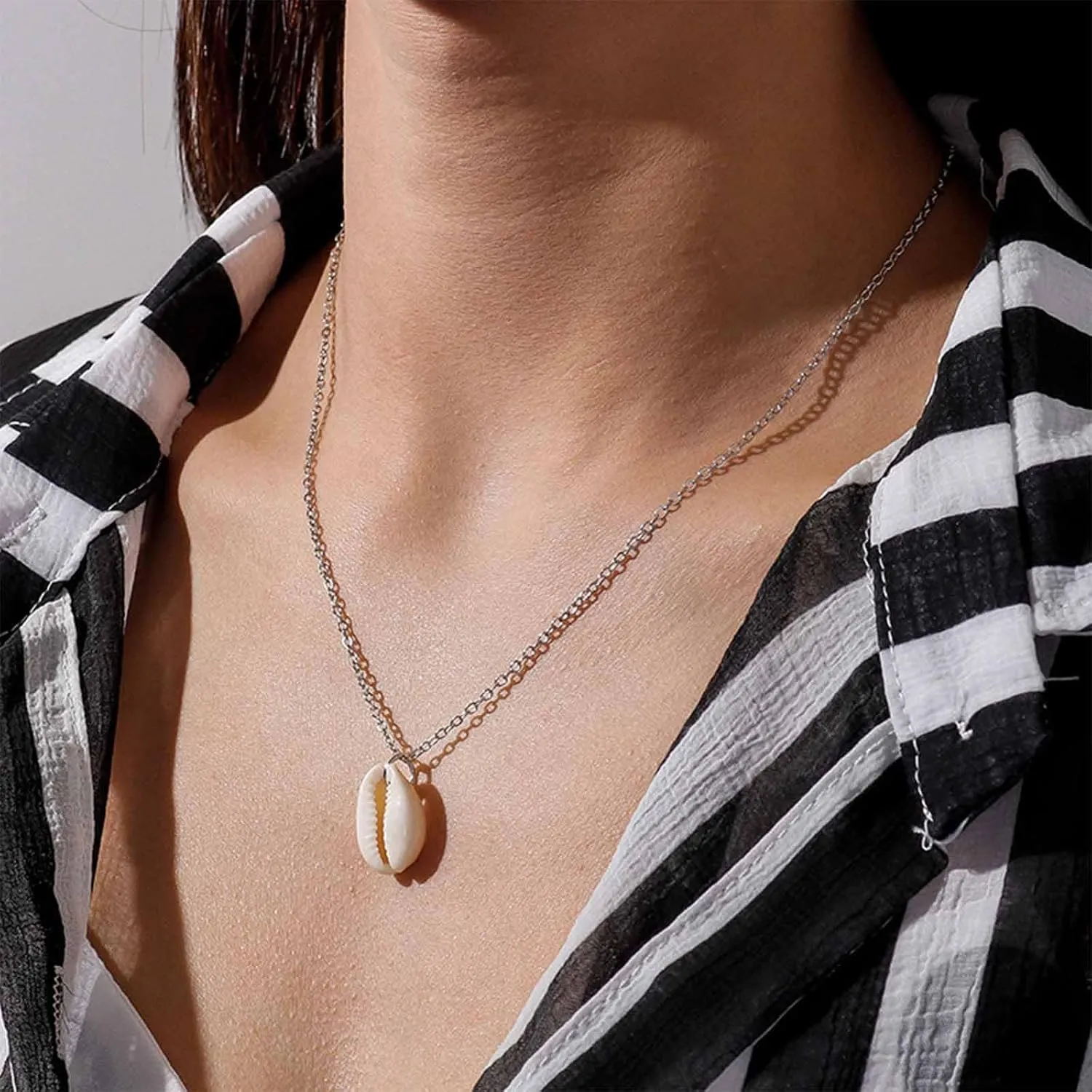 Vintage Shell Pendant Necklace Puka Shell Choker Necklace Sea Cowrie Necklace Gold Cowrie Shell Necklace Jewelry for Women (Gold)